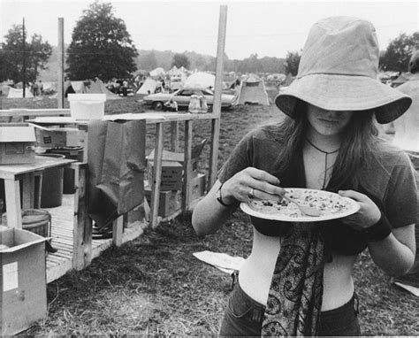 woodstock nudity|69 Wild Woodstock Photos Thatll Transport You To The Summer。